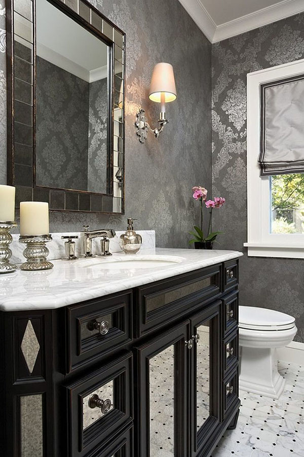 حمام هایی با کاغذ دیواری و آیینه ای با قاب خاکستری