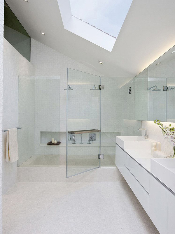 حمام هایی با دکوراسیون سفید با پنجره سقفی