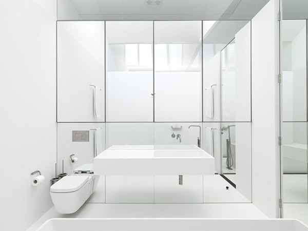 حمام هایی با دکوراسیون سفید با دیوار شیشه ای