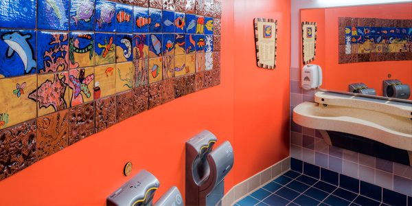 روشویی کابینتی دیواری در طراحی حمام کودک